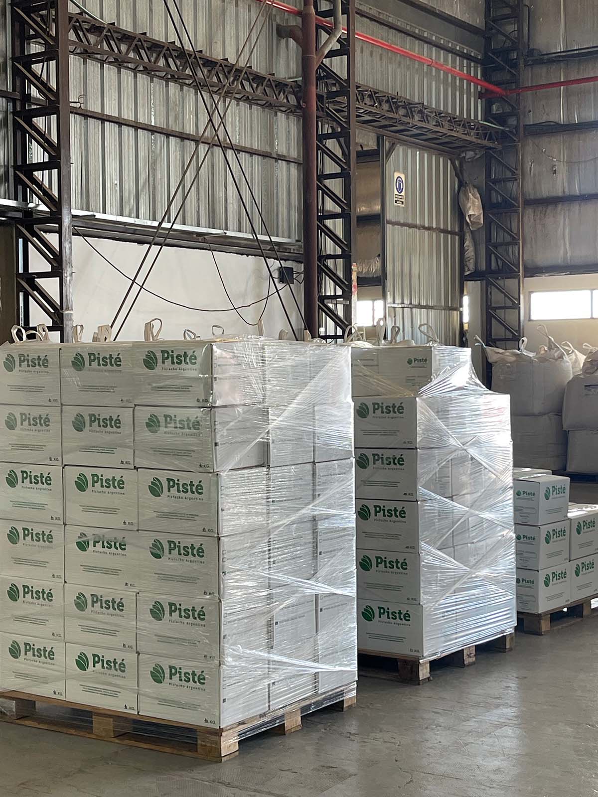 Cajas de pistacho Pisté en depósito de acopio